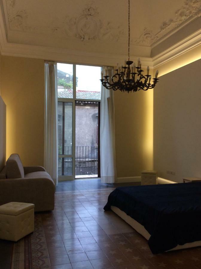 Suite Con Terrazza In Centro Storico Catania Exterior photo